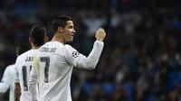 Pemain Real Madrid, Cristiano Ronaldo merayakan golnya ke gawang Malmo FF pada lanjutan Liga Champions Grup A di Stadion Satiago Bernabeu, Rabu (9/12/2015) dini hari WIB. (AFP Photo/ Pierre-Philippe Marcou)
