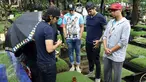 Pemain film Warkop DKI Reborn, Abimana Aryasatya, Vino G Bastian dan Tora Sudiro berziarah makam almarhum Dono di TPU Tanah Kusir, Bintaro, Jakarta, Sabtu (27/8). Mereka keliling bersilaturhami ke rumah keluarga almarhum. (Liputan6.com/Helmi Afandi)