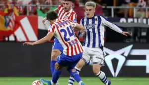 Penyerang Real Sociedad asal Spanyol bernomor punggung 07, Ander Barrenetxea, berebut bola dengan bek Atletico Madrid asal Spanyol bernomor punggung 24, Robin Le Normand, dan bek Atletico Madrid asal Italia bernomor punggung 03, Matteo Ruggeri, selama pertandingan final Copa del Rey (Piala Raja) antara Club Atletico de Madrid dan Real Sociedad di stadion La Cartuja di Sevilla pada 19 April 2026. (Thomas COEX/AFP)