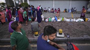 FOTO: Berbulan-Bulan Warga Sri Lanka Dipaksa Antre Panjang Membeli Kebutuhan Pokok yang Langka