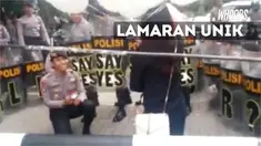 Polisi ini ingin melamar pacarnya dengan cara berbeda. Ia mengerahkan teman-temannya sesama polisi anti huru hara untuk melamar sang pacar