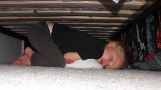 10 Potret Absurd Bocah Tidur di Sembarang Tempat, Ada yang Di Rak Supermarket