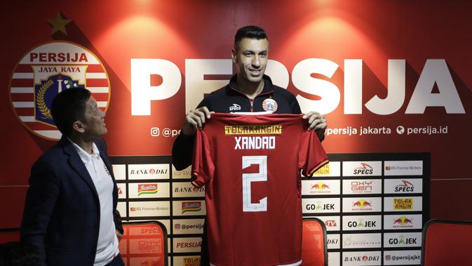 Pemain baru Persija Jakarta, Alexander Luiz Reame, menunjukan jersey yang akan digunakan nanti saat konferensi pers perkenalan dirinya di kantor Persija Jakarta, Jakarta, Jumat (30/8). Persija kenalkan pemain asing baru untuk mengarungi putaran 2 Liga 1. (Bola.com/Yoppy Renato)