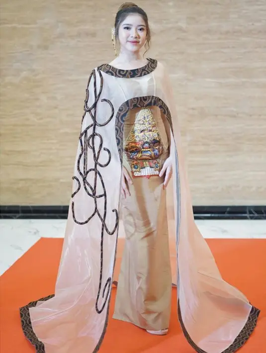 "Pernah (dicubit). Lucu ya, aku bisa dicubit gitu karena gemes. Aku pernah waktu itu rame banget, sebelum ada pandemi ini, itu rame banget dan ya udah mereka kayak nyubit nyubit, gemes, gemes,” jelas Tiara. (Instagram/tiaraandini)