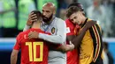 Asisten pelatih Belgia, Thierry Henry menghibur Eden Hazard pada akhir babak semifinal Piala Dunia 2018 melawan Prancis di Stadion St. Petersburg, Selasa (10/7). Upaya Belgia tampil di final berakhir usai takluk 0-1 dari Prancis. (AP/Petr David Josek)