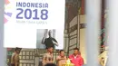 Wapres RI, Jusuf Kalla, memotong tumpeng saat acara peresmian hitung mundur Asian Para Games 2018 di Kemayoran, Jumat (6/10/2017). Asian Para Games 2018 akan digelar mulai 8 hingga 13 Oktober di Jakarta-Palembang. (Bola.com/M Iqbal Ichsan)