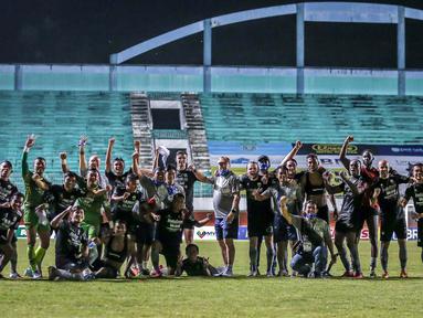 Kemenangan atas Persela Lamongan ini membuat Persib Bandung menjadi tim yang selalu menang di seri kedua BRI Liga 1 dan tak terkalahkan dalam 11 pertandingan. (Bola.com/Bagaskara Lazuardi)