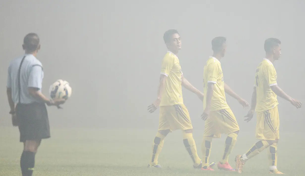 Suasana turunkan kabut asap akibat suar yang dinyalakan oleh suporter Persib Bandung saat laga melawan PS Polri di Stadion Wibawa Mukti, Bekasi. (Bola.com/Vitalis Yogi Trisna)