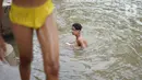 Seorang anak berenang di aliran Sungai Kalimalang, Jakarta, Selasa (18/8/2020). Keterbatasan ekonomi menyebabkan anak-anak tersebut memanfaatkan Sungai Kalimalang sebagai tempat berenang, meskipun berbahaya bagi keselamatan dan kesehatan mereka. (Liputan6.com/Immanuel Antonius)