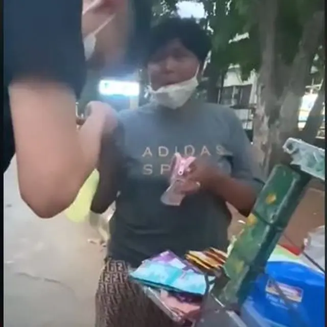 Aksi Menyentuh Pria Berbagi pada Pedagang Minuman Keliling