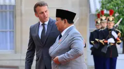 Presiden Prancis Emmanuel Macron (kiri) menyambut Republik Indonesia Prabowo Subianto menjelang pertemuan di Istana Kepresidenan Elysee, Paris, Kamis 28 Mei 2026. (Ludovic Marin/Pool Photo via AP)