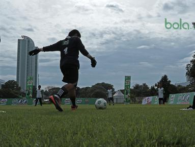 Anak-anak sekolah sedang melakukan pemanasan sebelum berlaga pada ajang MILO Football Championship 2018 di Lapangan Panahan GBK, Jakarta, (24/3/2018). Sekitar 128 Sekolah Dasar di Jakarta ikut ambil bagian pada ajang tersebut. (Bola.com/Nick Hanoatubun)