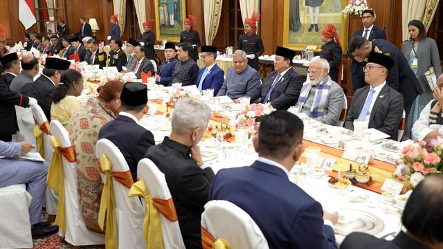 Presiden Republik Indonesia (RI) Prabowo Subianto menghadiri undangan jamuan makan malam di kediaman Presiden India Droupadi Murmu, di Rashtrapati Bhavan di New Delhi, India.