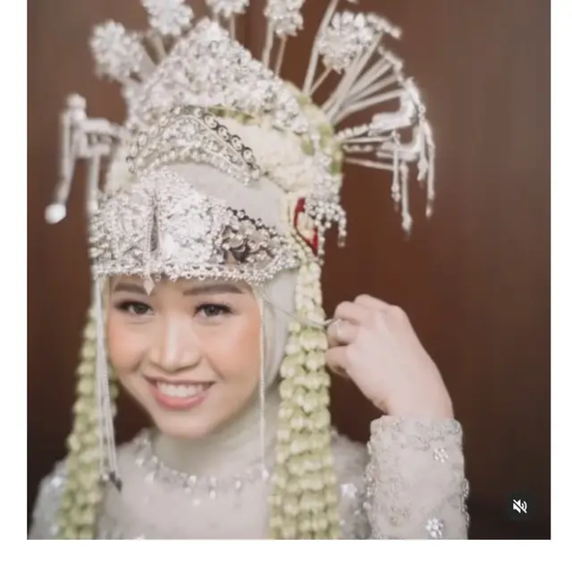 Pakai Adat Betawi, Ini 6 Potret Detail Penampilan Alca Octaviani Istri Bintang Emon
