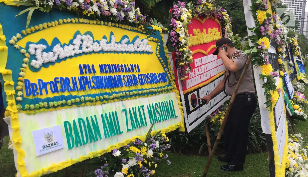 Deretan karangan bunga untuk almarhum pengusaha senior Sukamdani Sahid Gitosardjono terpampang di sepanjang Jalan Imam Bonjol, Menteng, Jakarta, Kamis (21/12). (Liputan6.com/Immanuel Antonius)