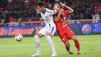 Kapten tim Arema FC, Hansamu Yama Pranata (kiri) berebut bola dengan gelandang serang Persija, Witan Sulaeman saat pertandingan pekan ke-20 BRI Super League 2025/2026 di Stadion Utama Gelora Bung Karno, Jakarta, Minggu (8/2/2026). Menjamu Arema FC, Macan Kemayoran tumbang. (Bola.com/ Abdul Aziz)