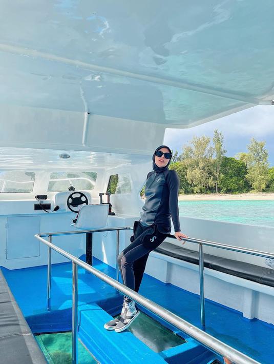 Dara Arafah terkenal dengan hobinya traveling. Saat berkunjung ke Morotai, gaya Dara saat hendak snorkeling ini sukses curi perhatian. Gaya kece pakai kaca mata hitam ini berhasil bikin banyak warganet menyukai gaya Dara. Hijab hitam menyempurnakan penampilan Dara. (Liputan6.com/IG/@daraarafah)