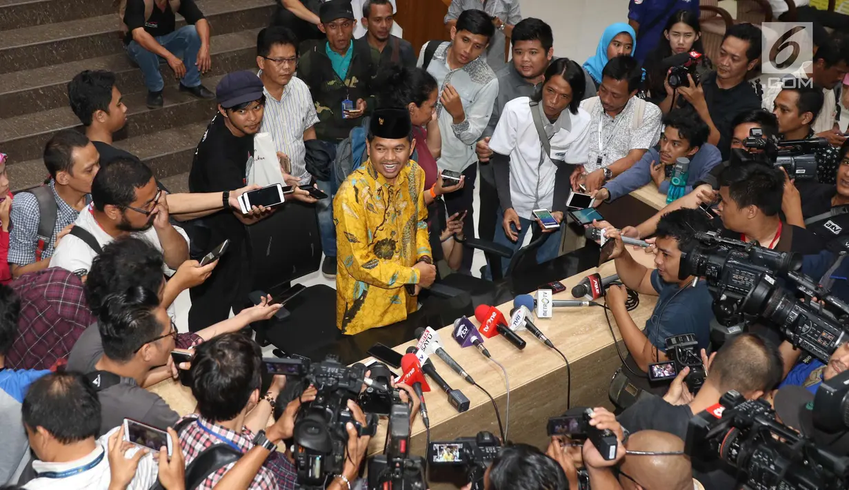 Ketua DPD partai Golkar Dedi Mulyadi memberi keterangan usai rapat DPD Golkar Provinsi di Jakarta, Senin (20/11). Dedi berharap penahanan Ketum Golkar Setya Novanto menjadi momentum partainya untuk segera mencari pimpinan baru. (Liputan6.com/Angga Yuniar)