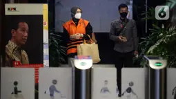 Bupati nonaktif Probolinggo Puput Tantriana Sari (kiri) usai menjalani sidang lanjutan yang digelar dalam jaringan dari Pengadilan Tipikor Surabaya, Gedung KPK Jakarta, Rabu (23/2/2022). Puput merupakan terdakwa dugaan suap seleksi jabatan di Kabupaten Probolinggo. (Liputan6.com/Helmi Fithriansyah)