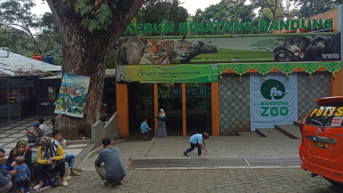 Suasana pengunjung di Kebun Binatang Bandung sebelum diterapkannya PSBB. (Liputan6.com/Huyogo Simbolon)