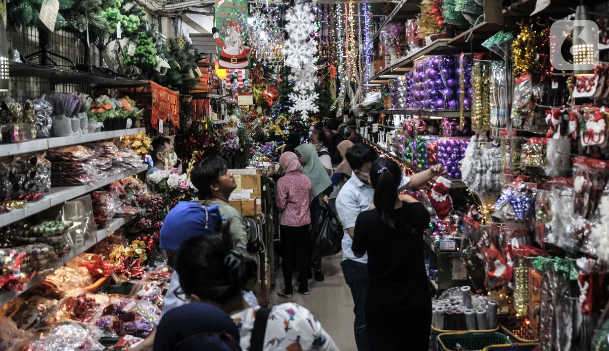 Pengunjung memilih pernak-pernik atau hiasan Natal di salah satu toko di Pasar Asemka, Jakarta, Senin (12/12/2022). Menurut salah satu pedagang, warga khususnya umat Kristiani mulai ramai berburu pernak-pernik Natal dan Tahun Baru sejak pertengahan November lalu. (merdeka.com/Iqbal S. Nugroho)