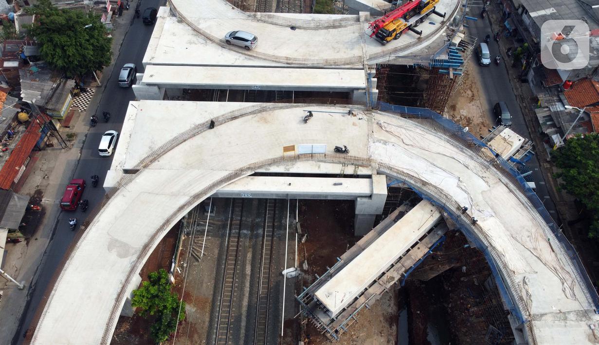 Foto udara suasana pembangunan jalan layang tapal kuda di kawasan Lenteng Agung, Jakarta, Rabu (5/8/2020). Progres pembangunan jalan layang tapal kuda di Lenteng Agung saat ini sudah mencapai 75 persen dan ditargetkan selesai pada Desember 2020. (Liputan6.com/Helmi Fithriansyah)