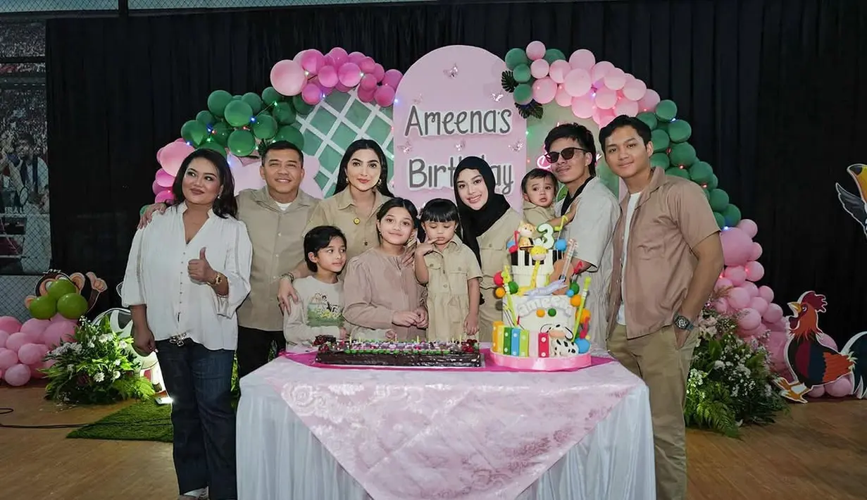 Seluruh anggota keluarga tampil serasi dengan busana bernuansa khaki, menciptakan atmosfer petualangan yang seru dan berkesan. [@aurelie.hermansyah].