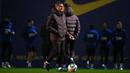 Pelatih Barcelona, Ernesto Valverde (tengah) melihat para pemainnya mengikuti sesi latihan di Joan Gamper Sports City di Sant Joan Despi (17/12/2019). Barcelona akan bertanding melawan Real Madrid dalam laga El Clasico di Camp Nou. (AFP/Lluis Gene)