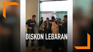 Berburu diskon di sebuah toko pakaian, emak-emak berebut masuk toko. Bahkan hingga sandalnya lepas dan mereka tak mempedulikannya.