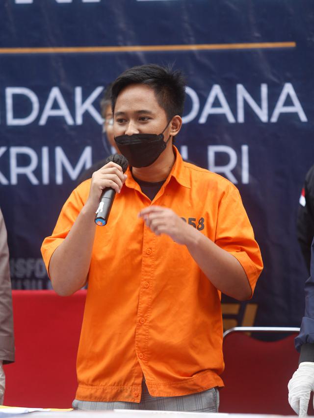 Masih Penuh Senyum, Ini 6 Potret Doni Salmanan yang Sudah Pakai Baju Tahanan