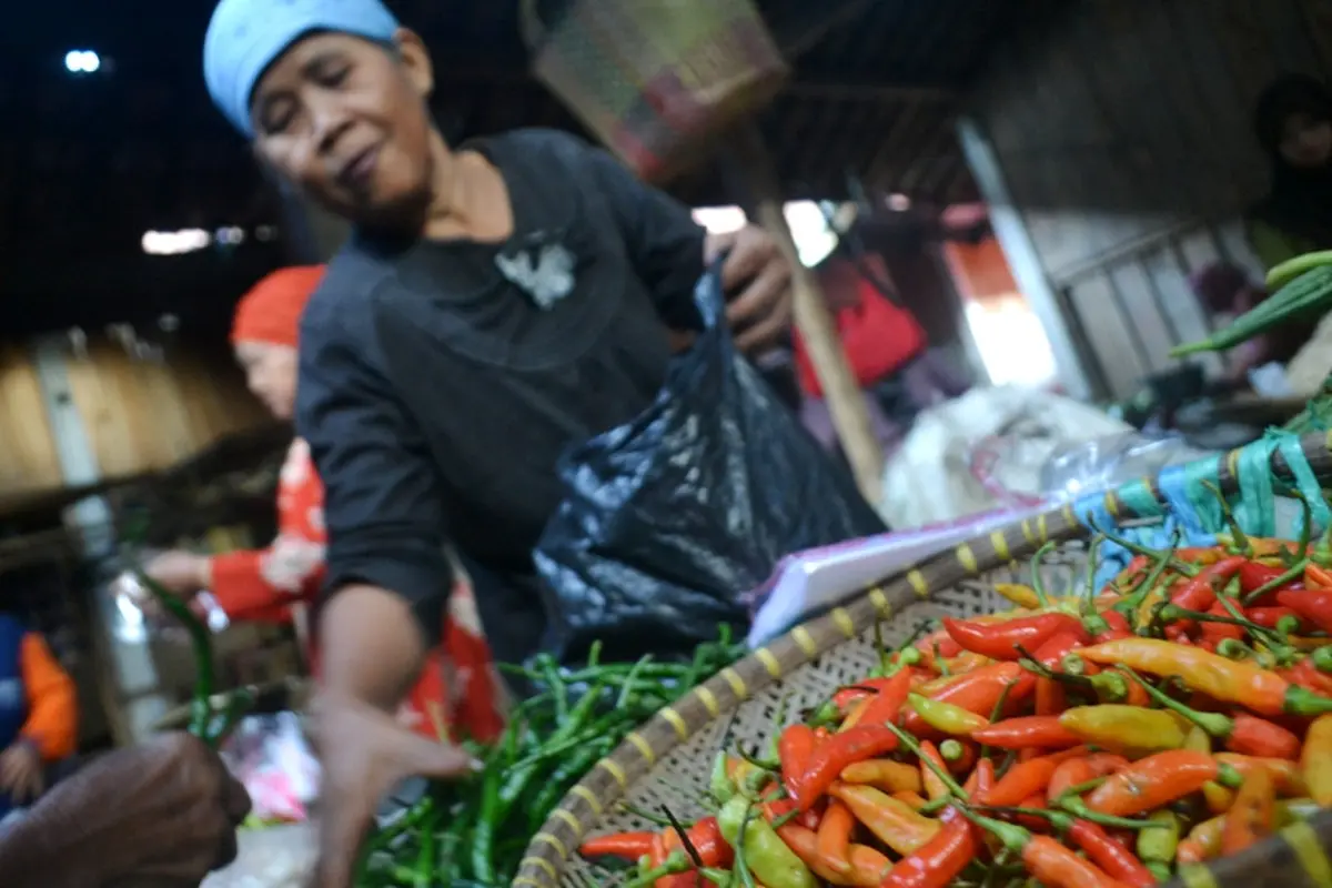 Pedagang cabai dan sayuran di pasar tradisional Banyumas. (Foto: Liputan6.com/Muhamad Ridlo)