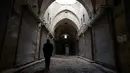 Seorang pria berjalan di lorong di pasar lama di kota tua Aleppo, Suriah (21/1). Kota tua ini meliputi area sekitar 3,5 kilometer persegi dengan lebih dari 120.000 penduduk. (AP Photo / Mstyslav Chernov)