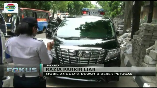 Parkir di bahu jalan kawasan Menteng, Jakarta Pusat, mobil anggota DPR RI ini diderek petugas.