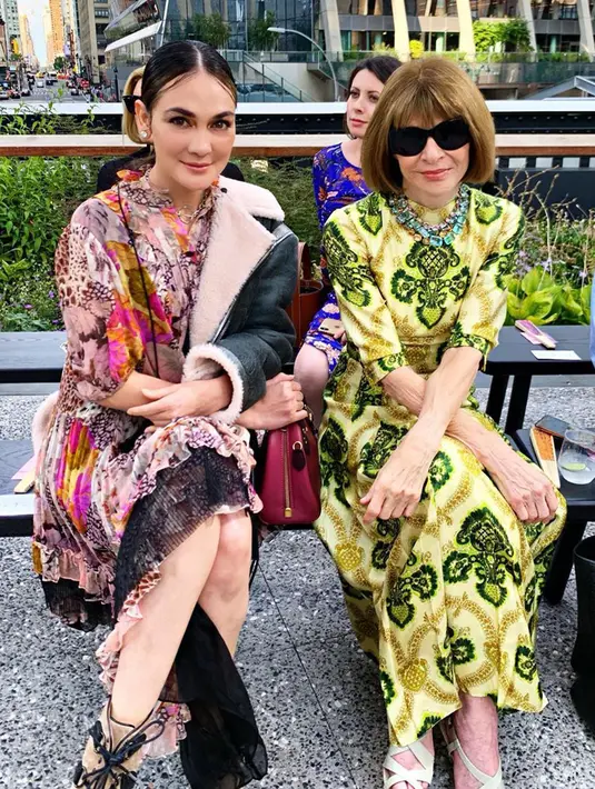 Luna Maya tampak menawan dalam balutan gaun keluaran Coach dengan detail sangat colourful. (Liputan6.com/IG/@lunamaya)