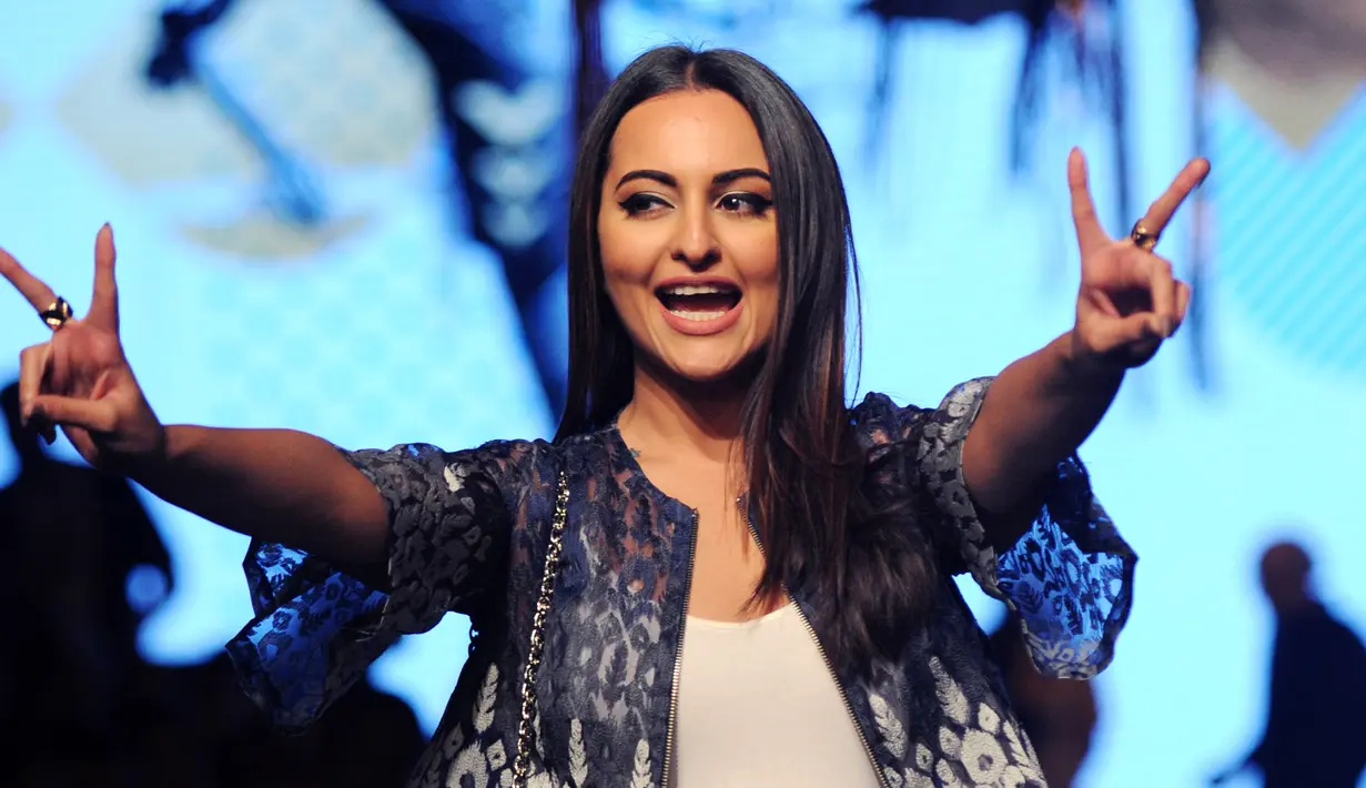 Aktris Bollywood India Sonakshi Sinha berpose saat tampil di Lakmé Fashion Week Summer Resort 2017 di Mumbai, India (1/2). (AFP Photo/Sujit Jaiswal)