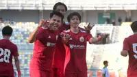 Pemain Persija Jakarta, Arlyansyah Abdulmanan, memamerkan selebrasi ala Spiderman setelah mencetak gol pembuka ke gawang PSMS Medan pada laga terakhir Grup B Piala Presiden 2026 di Stadion Gelora Bung Tomo, Surabaya, Sabtu (1/8/2026). Gol Arlyansyah membuka jalan kemenangan Macan Kemayoran sebelum akhirnya menutup pertandingan dengan skor 4-1 untuk memastikan langkah ke semifinal menghadapi Persib Bandung. (Bola.com/Wahyu Pratama)