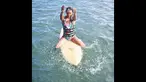 Maud Le Car surfer cantik dunia asal Prancis mendemonstrasikan keahlian berselancar dengan menggunakan sepatu hak tinggi.