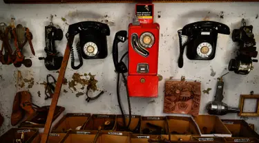 Telepon tua dan barang antik lainnya dipajang di toko milik Manuel Mosquera di "Pulgas' Market'' di Pamplona, Spanyol utara, (2/3). (AP Photo/Alvaro Barrientos)