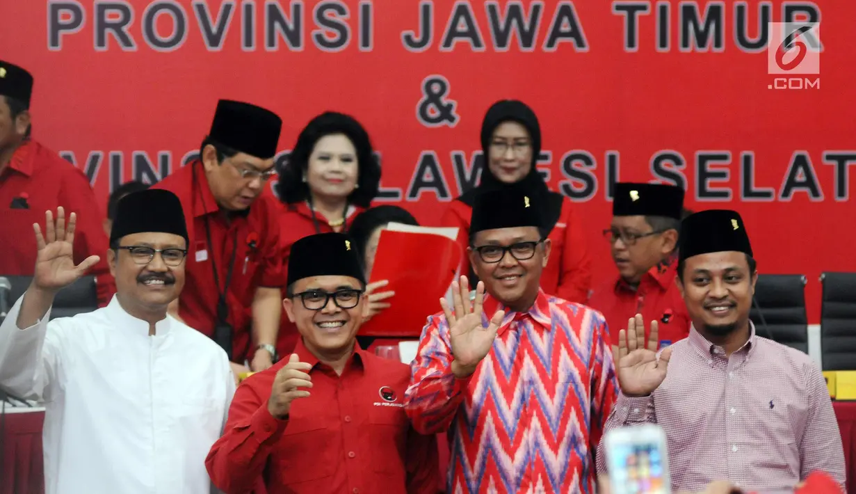 Pasangan Cagub dan Cawagub Jatim, Saifullah Yusuf (kiri) dan Abdullah Azwar Anas (kedua kiri) dan Cagub dan Cawagub Sulsel, Nurdin Abdullah (kedua kanan) dan Sudirman Sulaiman berfoto usai penetapan, Jakarta (15/10). (Liputan6.com/Helmi Fithriansyah)