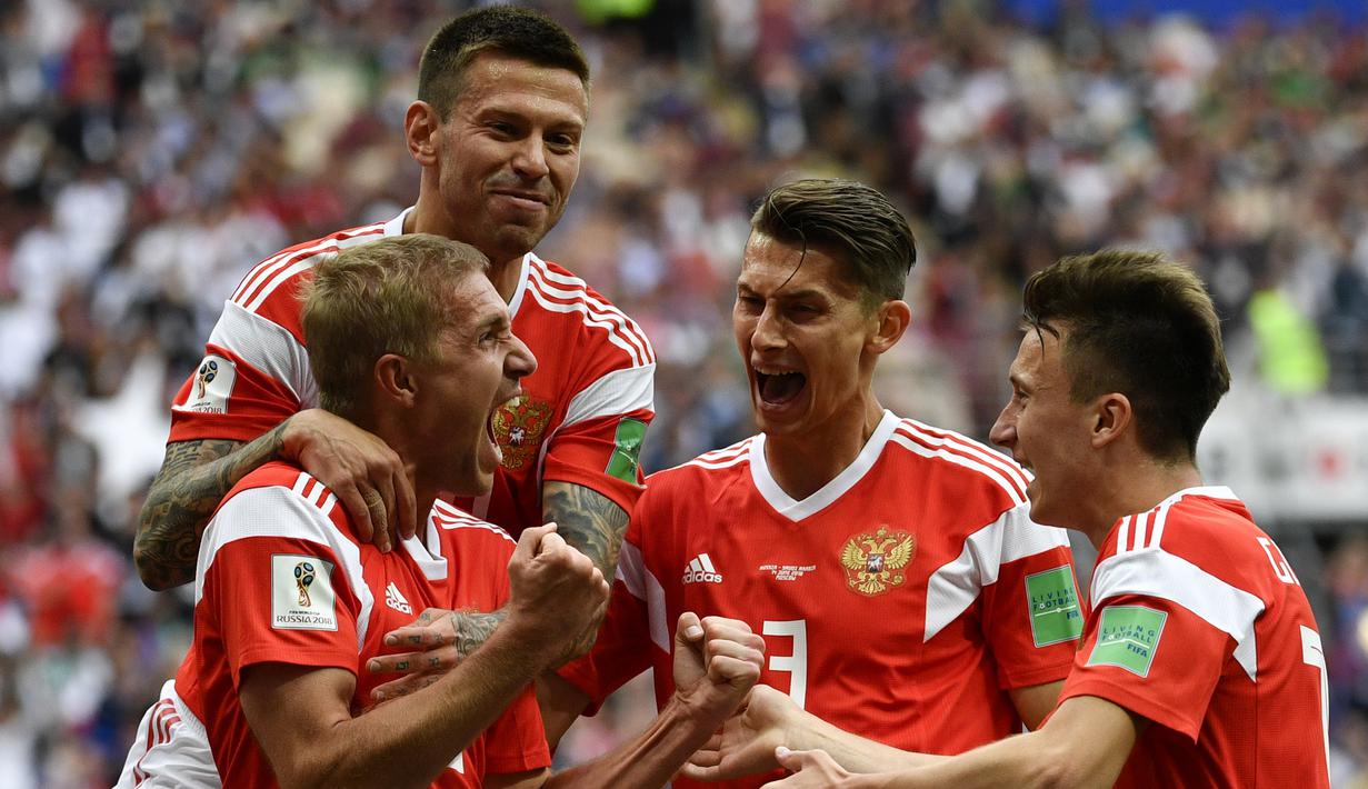 Gelandang Rusia, Yuri Gazinskiy, merayakan gol ke gawang Arab Saudi pada laga Grup A Piala Dunia di Stadion Luzhniki, Moskow, Kamis (15/6/2018). Dirinya merupakan pencetak gol perdana pada Piala Dunia 2018. (AFP/Alexander Nemenov)