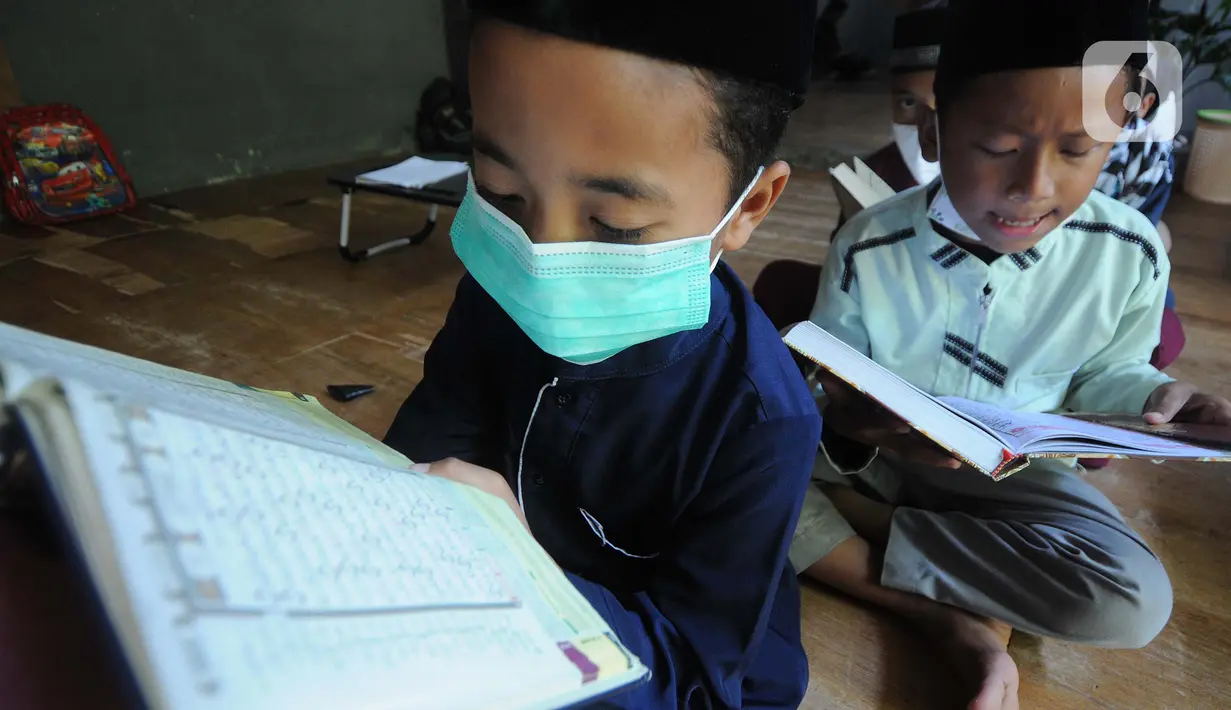 Anak-anak melakukan setoran ayat Alquran saat kegiatan homeschooling berbasis pesantren Paket A di Skoba Madani, Parung, Bogor, Rabu (14/4/2021). Bulan Ramadhan, umat muslim memperbanyak ibadah terutama membaca dan mengkaji kandungan Alquran. (merdeka.com/Arie Basuki)
