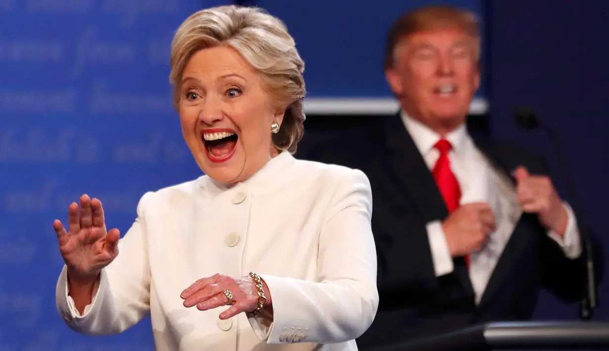 Capres AS dari Partai Demokrat, Hillary Clinton melambaikan tangannya ke arah penonton dalam perhelatan debat ketiga dan terakhir capres AS di University of Nevada, Las Vegas, Rabu (19/10). (REUTERS/Mike Blake)