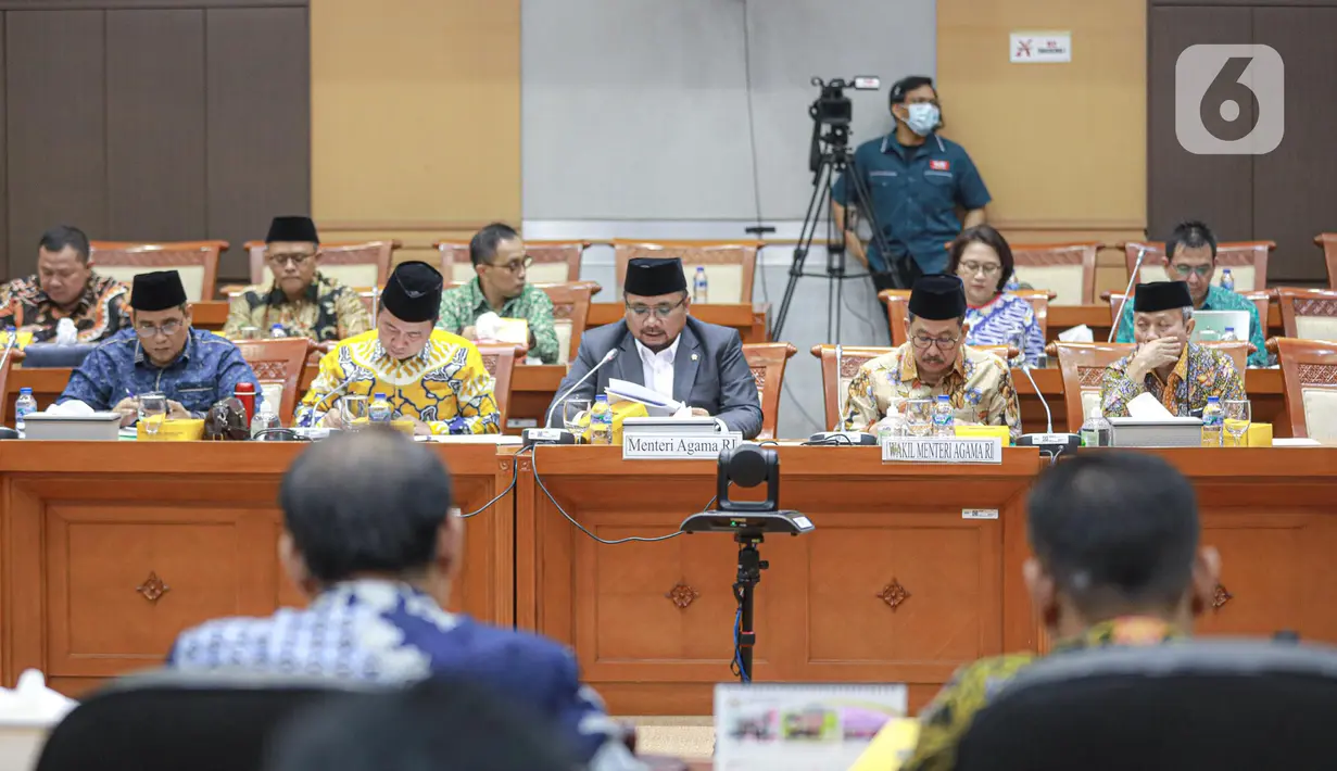 Menteri Agama Yaqut Cholil Qoumas (tengah) saat rapat kerja dengan Komisi VIII DPR RI di Gedung Parlemen, Jakarta, Kamis (19/1/2023). Rapat kerja membahas kinerja penyelenggaraan ibadah Haji. (Liputan6.com/Faizal Fanani)