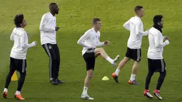 Gelandang Jerman, Toni Kroos, tampak serius saat melakukan sesi latihan jelang laga persahabatan di Berlin, Jerman, Selasa, (27/3/2018). Jerman akan berhadapan dengan Brasil. (AP/Michael Sohn)
