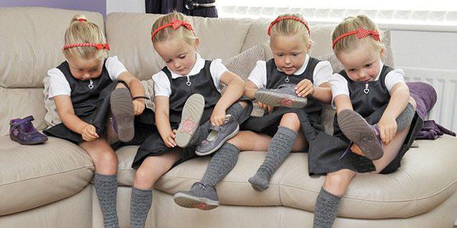 Si kembar sedang bersiap untuk ke sekolah. | Foto: copyright dailymail.co.uk