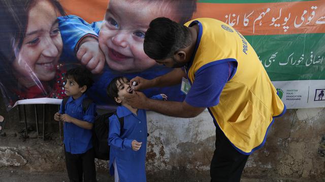 Pakistan Akan Penjarakan Orang Tua yang Tolak Vakisnasi Polio Anak
