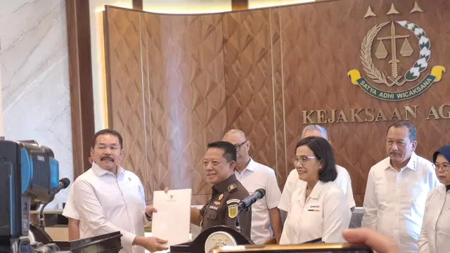 Konferensi pers pertemuan Menteri Keuangan Sri Mulyani dan Jaksa Agung Burhanuddin, Senin (18/3/2024). (Foto: Merdeka/Siti RA)