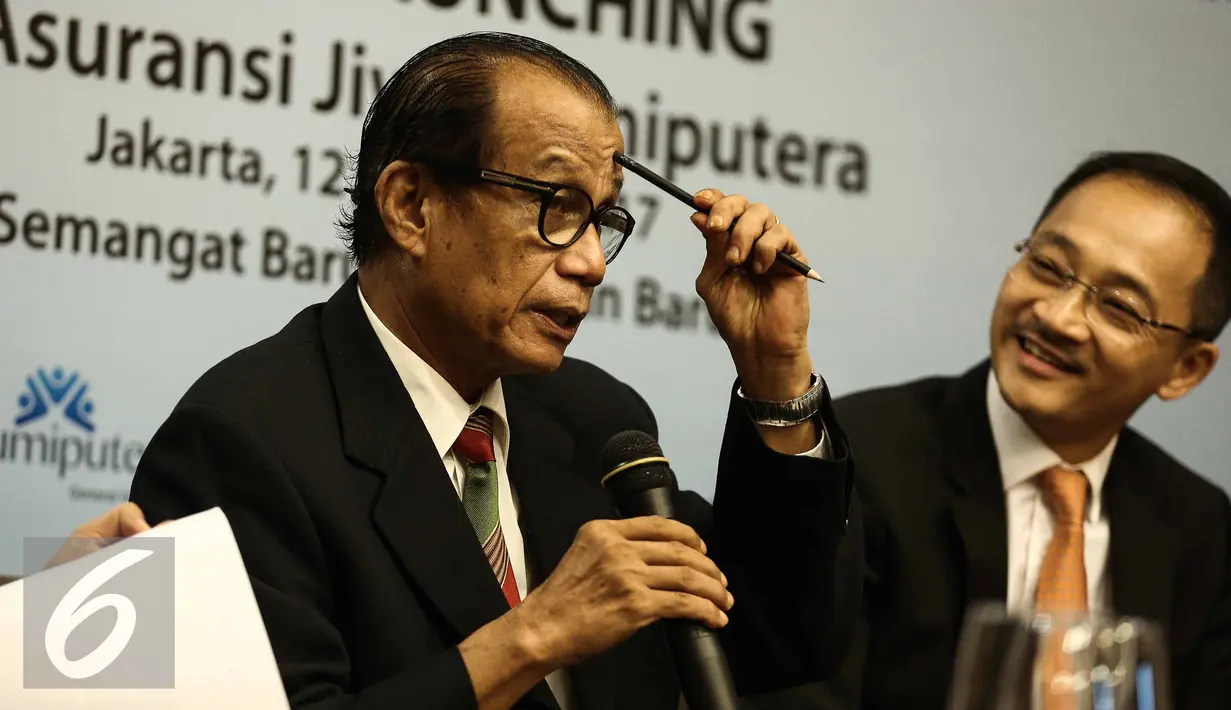 Didi Achdijat (kiri) memberikan keterangan saat preskon grand launching PT. Asuransi Jiwa Bumiputera di Jakarta, Minggu (12/2). Hal itu bertujuan sebagai pengganti AJBB dalam penjualan produk-produk baru asuransi. (Liputan6.com/Faizal Fanani)