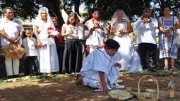 Sekelompok aktivis lingkungan mengadakan upacara tradisional dalam sebuah acara yang disebut "Menikah dengan Pohon" di San Jacinto Amilpas, Oaxaca, Meksiko (25/2). (AFP FOTO/PATRIKIA CASTELLANOS)