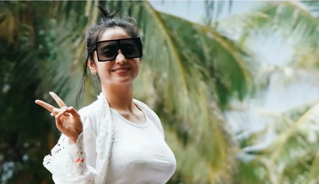 Beberapa kacamata yang digunakan oleh Dewi Perssik memang terlihat cukup unik. Menggunakan busana casual berwarna putih, ia pun terlihat memakai kacamata berbingkai kotak yang terlihat sangat unik. (Liputan6.com/IG/@dewiperssikreal.new)